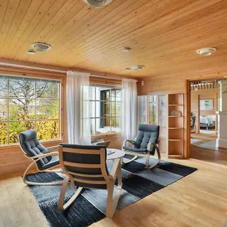 Spacious 3br Riverside With Private Sauna וילה רובניימי