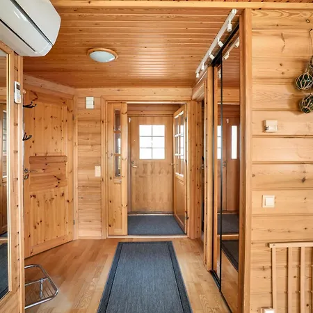 Вилла Spacious 3br Riverside With Private Sauna *